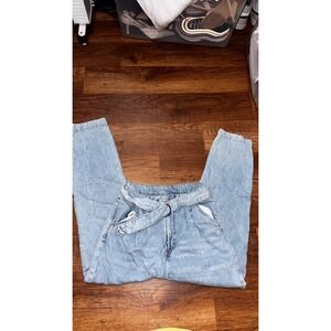 HM Ultra High Waist Mom Jeans Light Wash Blue Pleated Tapered Belted Size 2